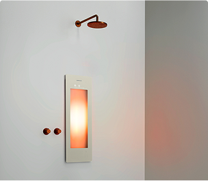 Sunshower met warmtestraling geïntegreerd in de doucheruimte, met koperen douche en bediening – X²O Badkamers.